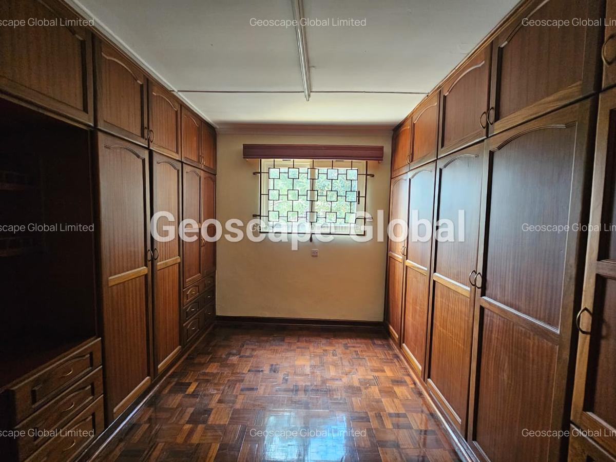 5 Bed House with En Suite in Lavington - 4