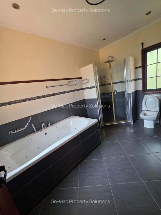 4 Bed House with En Suite in Ridgeways - 15