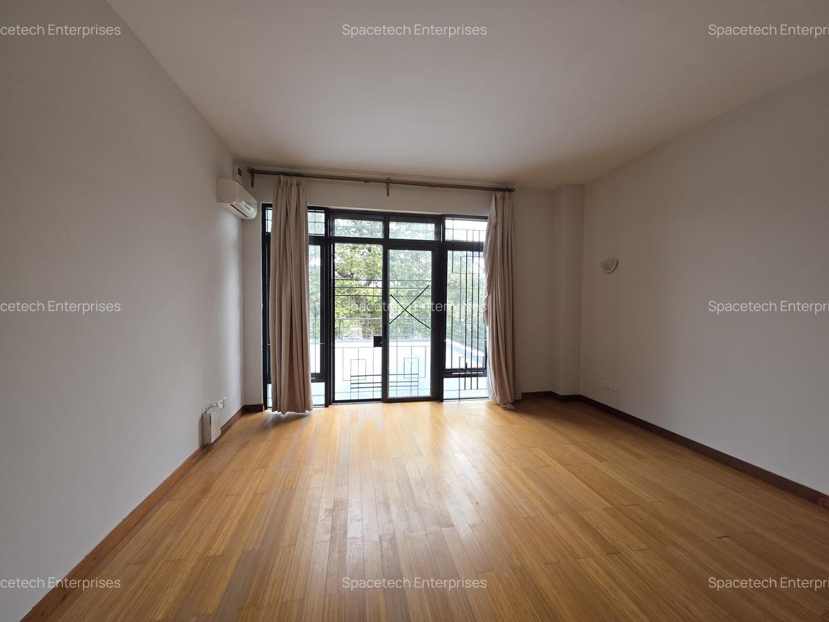 5 Bed Townhouse with En Suite in Spring Valley - 6
