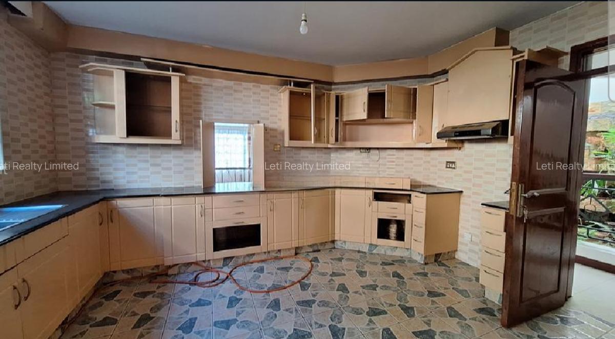 4 Bed Villa with En Suite in Lavington - 6