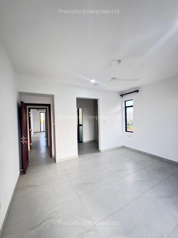 3 Bed Apartment with En Suite at Off Links Road - 4
