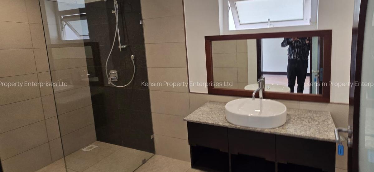 5 Bed House with En Suite in Runda - 4