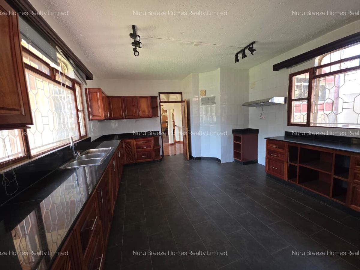 5 Bed House with En Suite in Runda - 11