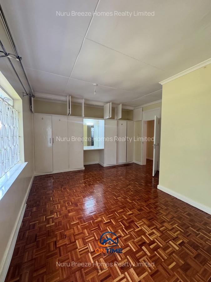 4 Bed House with En Suite in Rosslyn - 6