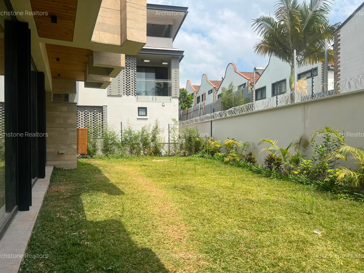 5 Bed Townhouse with En Suite in Brookside - 4