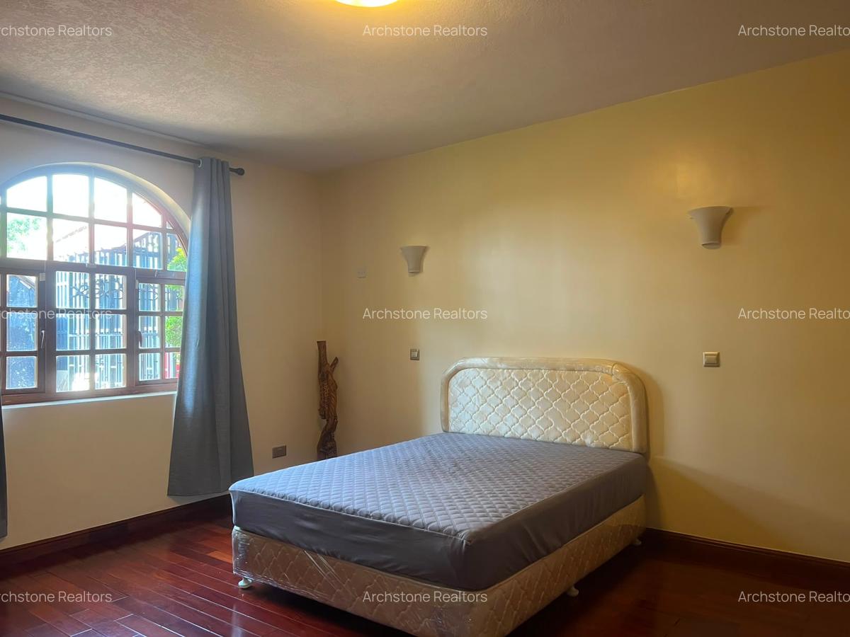 10 Bed House with En Suite in Runda - 8