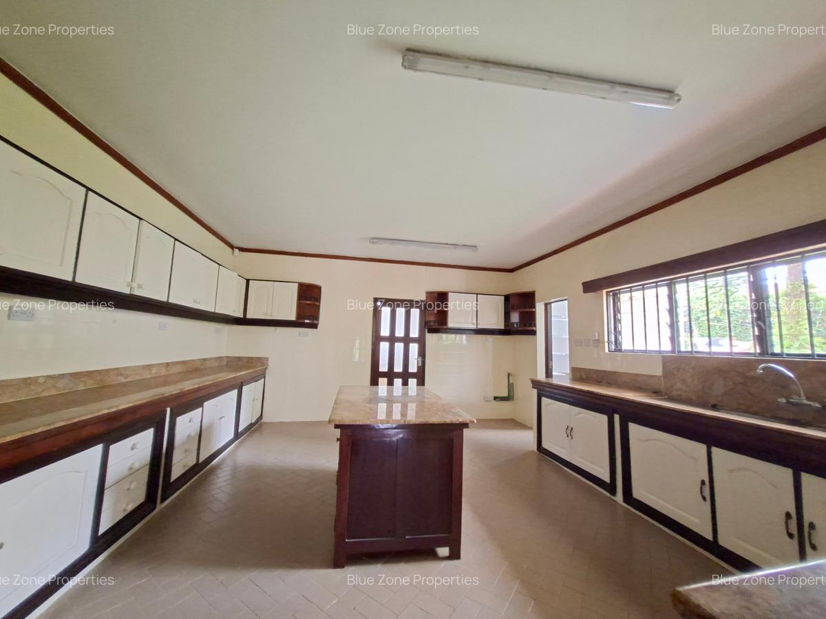 5 Bed House with En Suite at Close To Un - 18