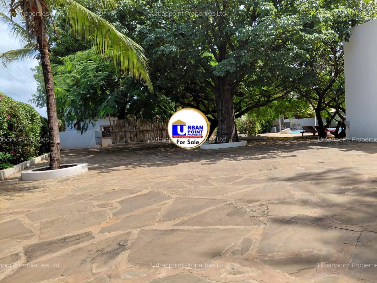 5 Bed Townhouse with En Suite in Malindi - 2