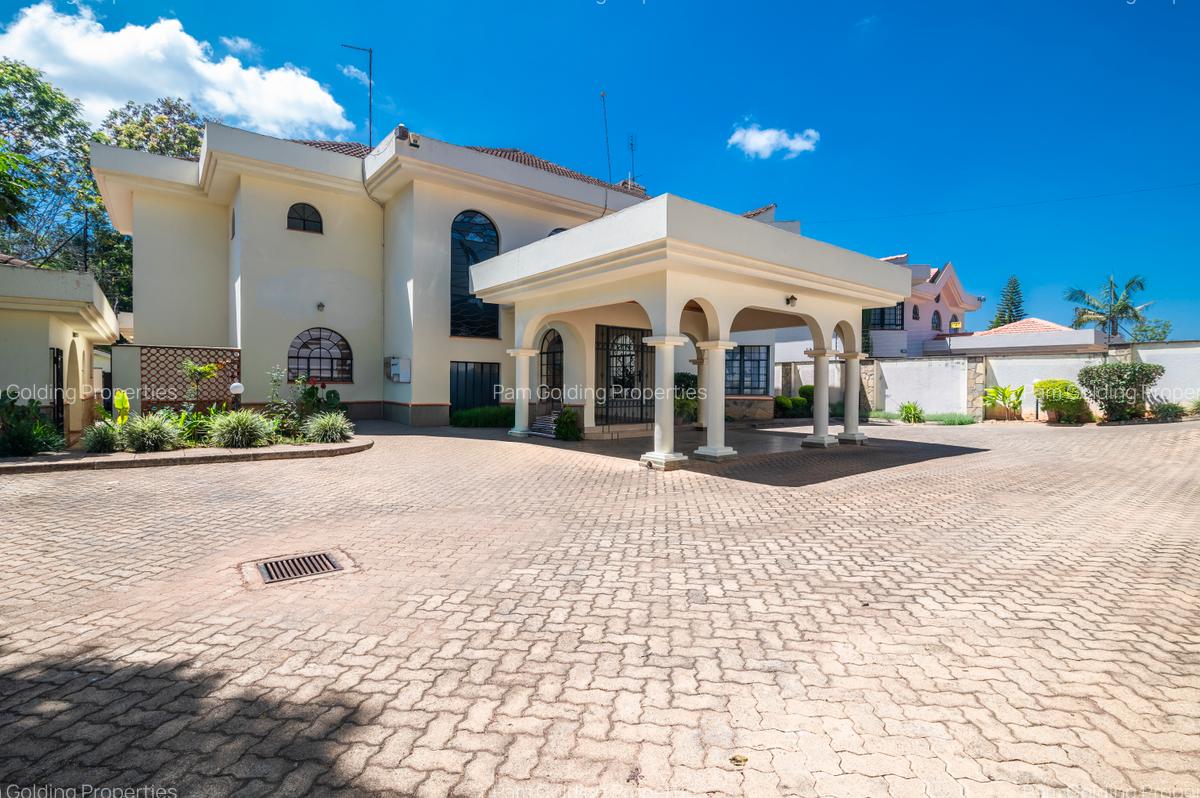 5 Bed House with En Suite in Runda - 12