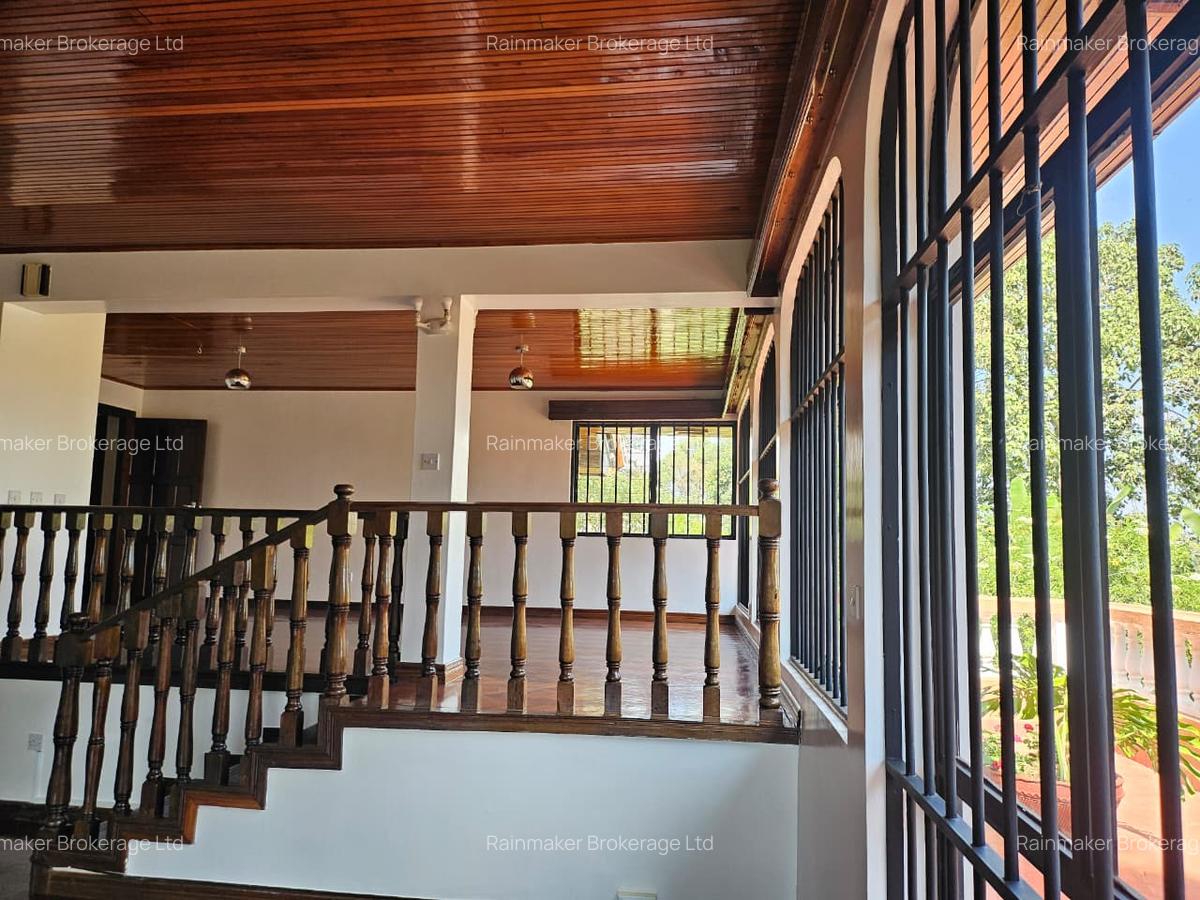 5 Bed House with En Suite in Runda - 4