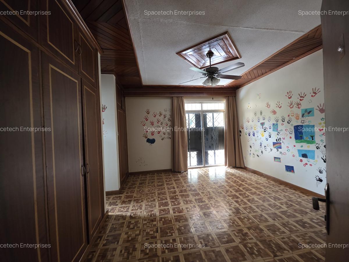 5 Bed House with En Suite in Runda - 10