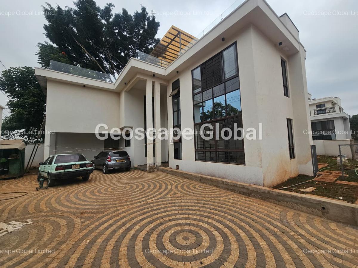 5 Bed House with En Suite in Spring Valley - 1