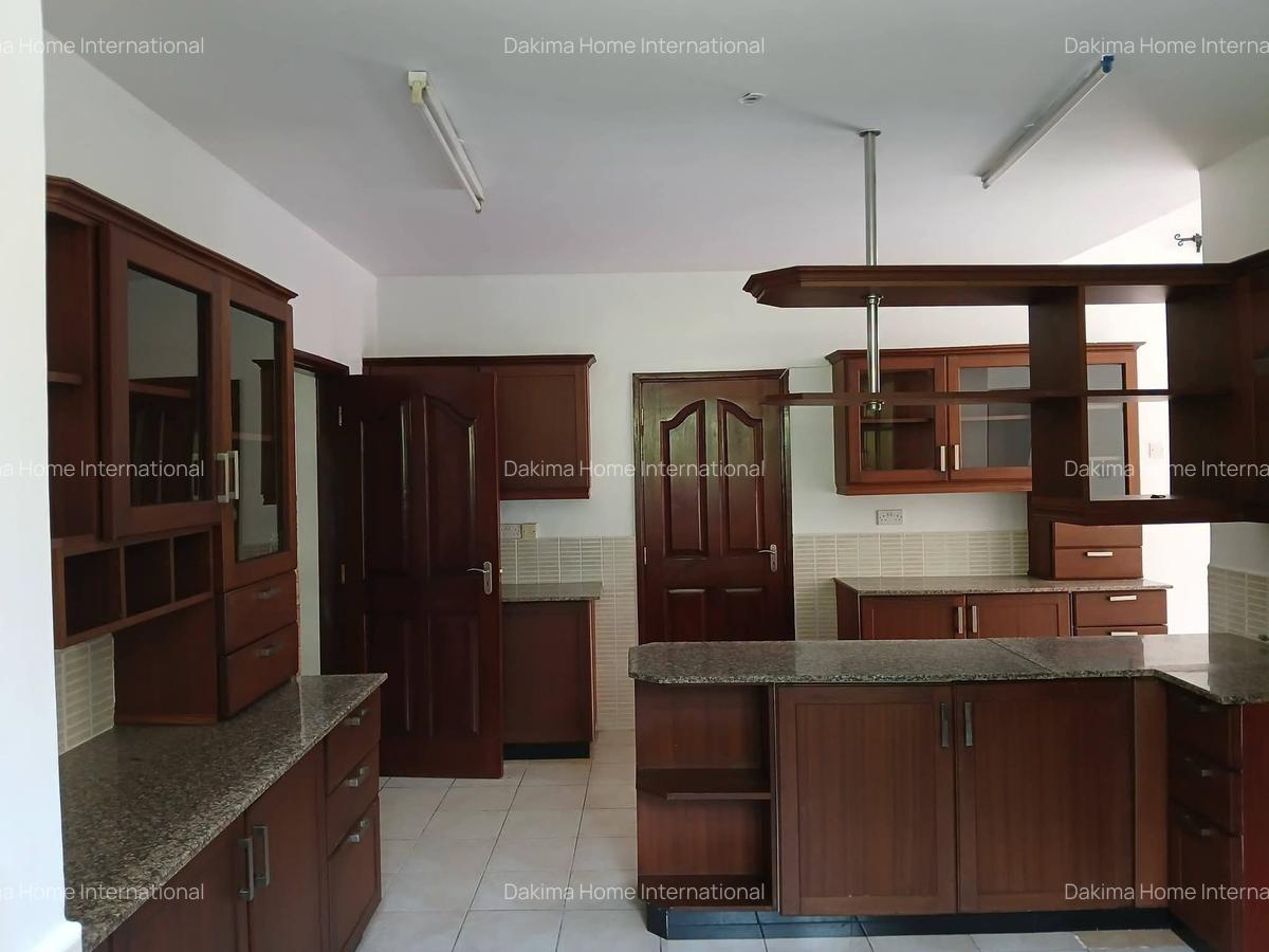 5 Bed Townhouse with En Suite in Rosslyn - 2