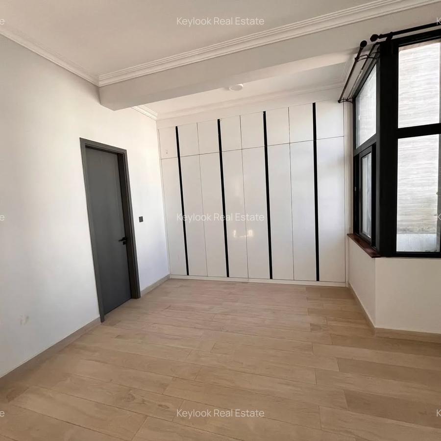 5 Bed Townhouse with En Suite at Lavington - 12