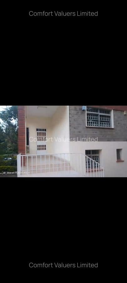 5 Bed Villa with En Suite at Lavington Green - 1
