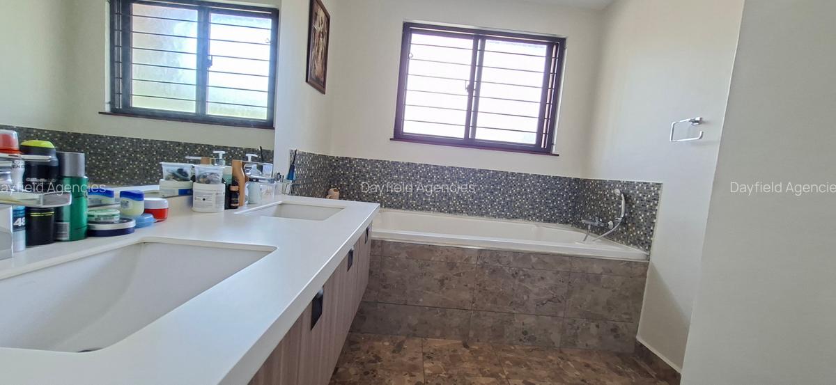 5 Bed House with En Suite in Lavington - 15