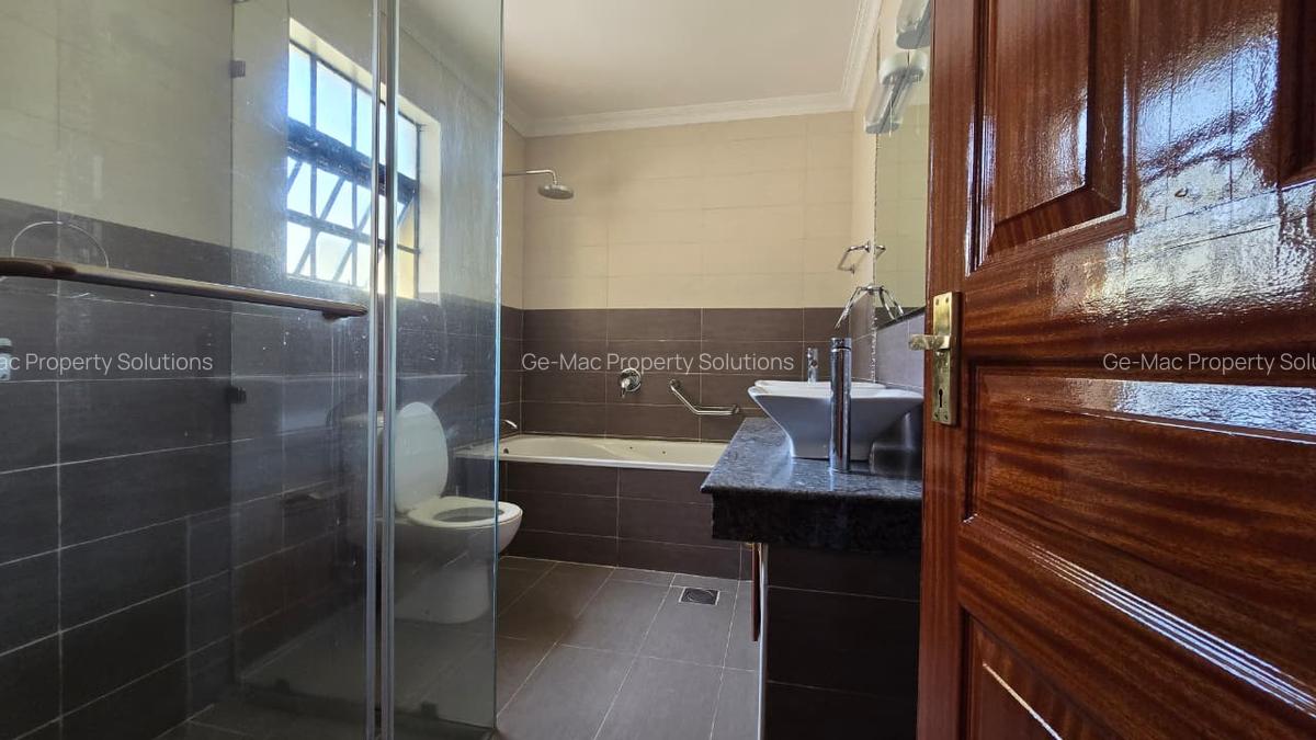 4 Bed House with En Suite in Lavington - 12