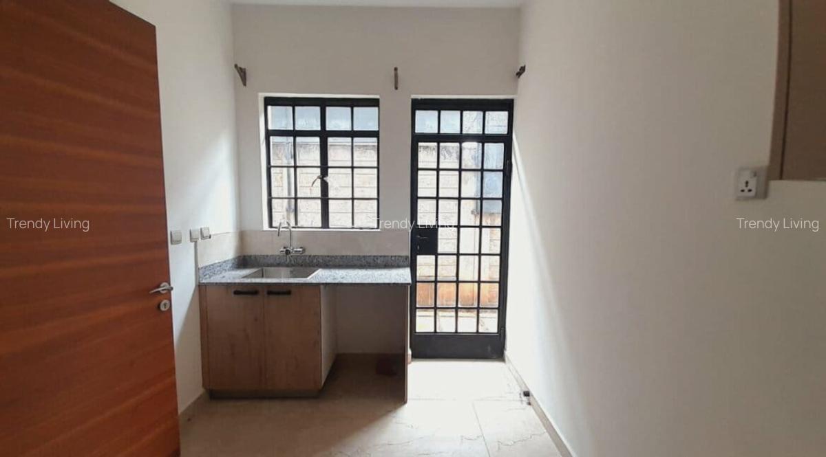 5 Bed Townhouse with En Suite in Lavington - 3