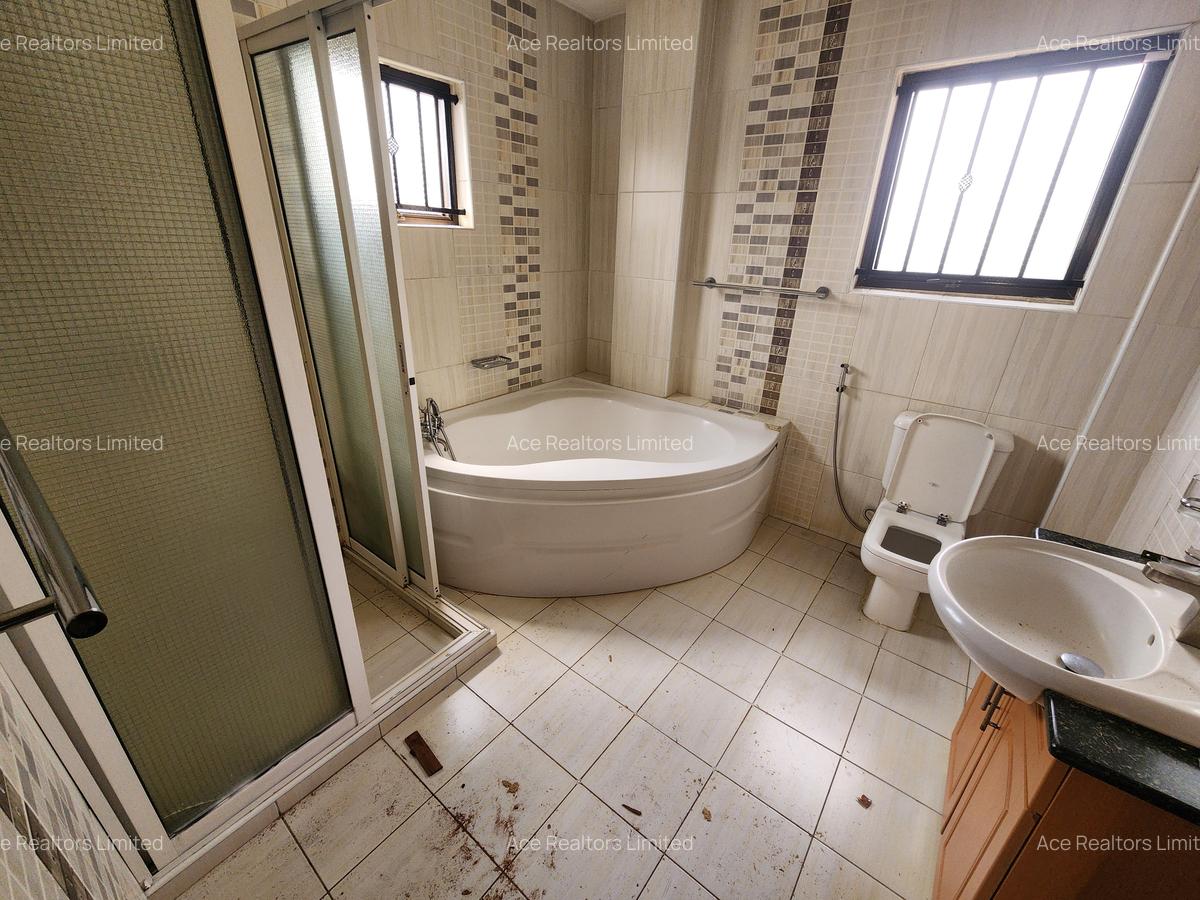 3 Bed Apartment with En Suite at Hatheru Road - 14