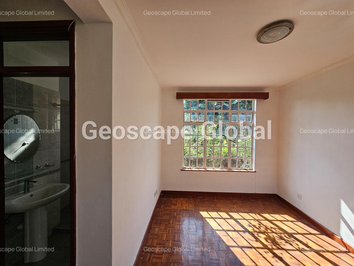 4 Bed House with En Suite in Rosslyn - 13