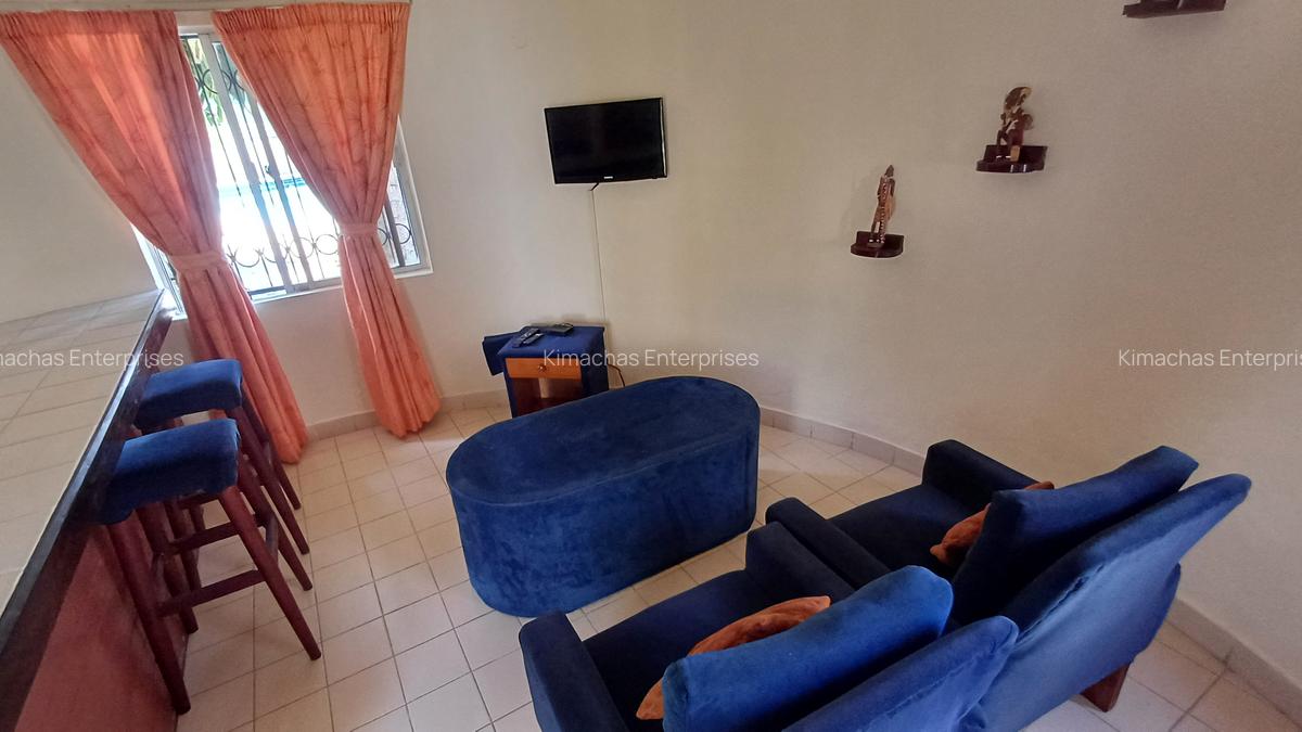 Serviced 1 Bed Apartment with En Suite at 1St Avenue - 3