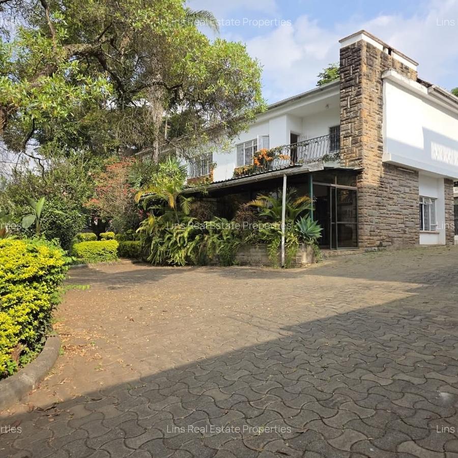 6 Bed House with En Suite in Lavington - 18