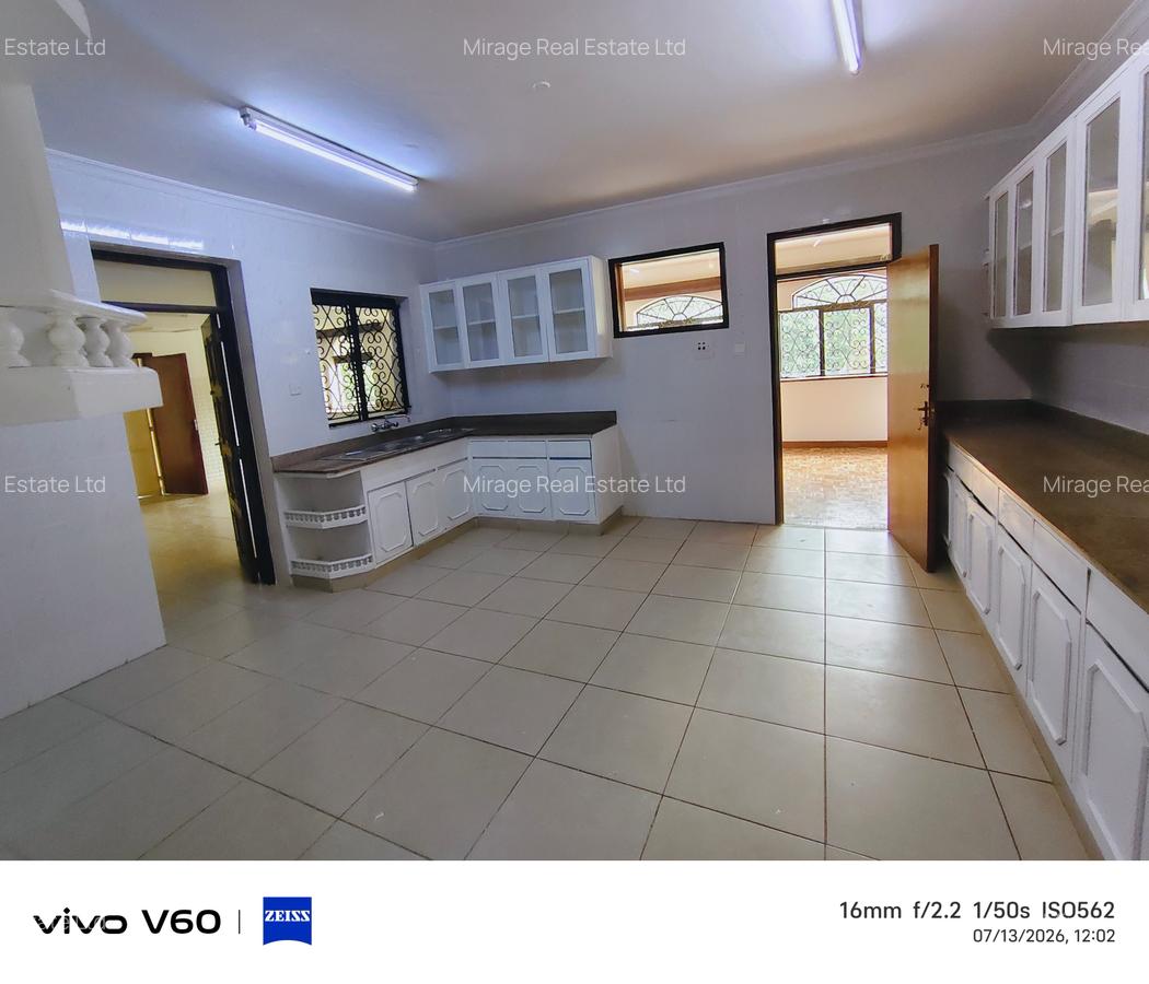 6 Bed House with En Suite in Nyari - 15