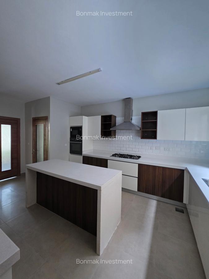 5 Bed Townhouse with En Suite at Lavington Green - 7