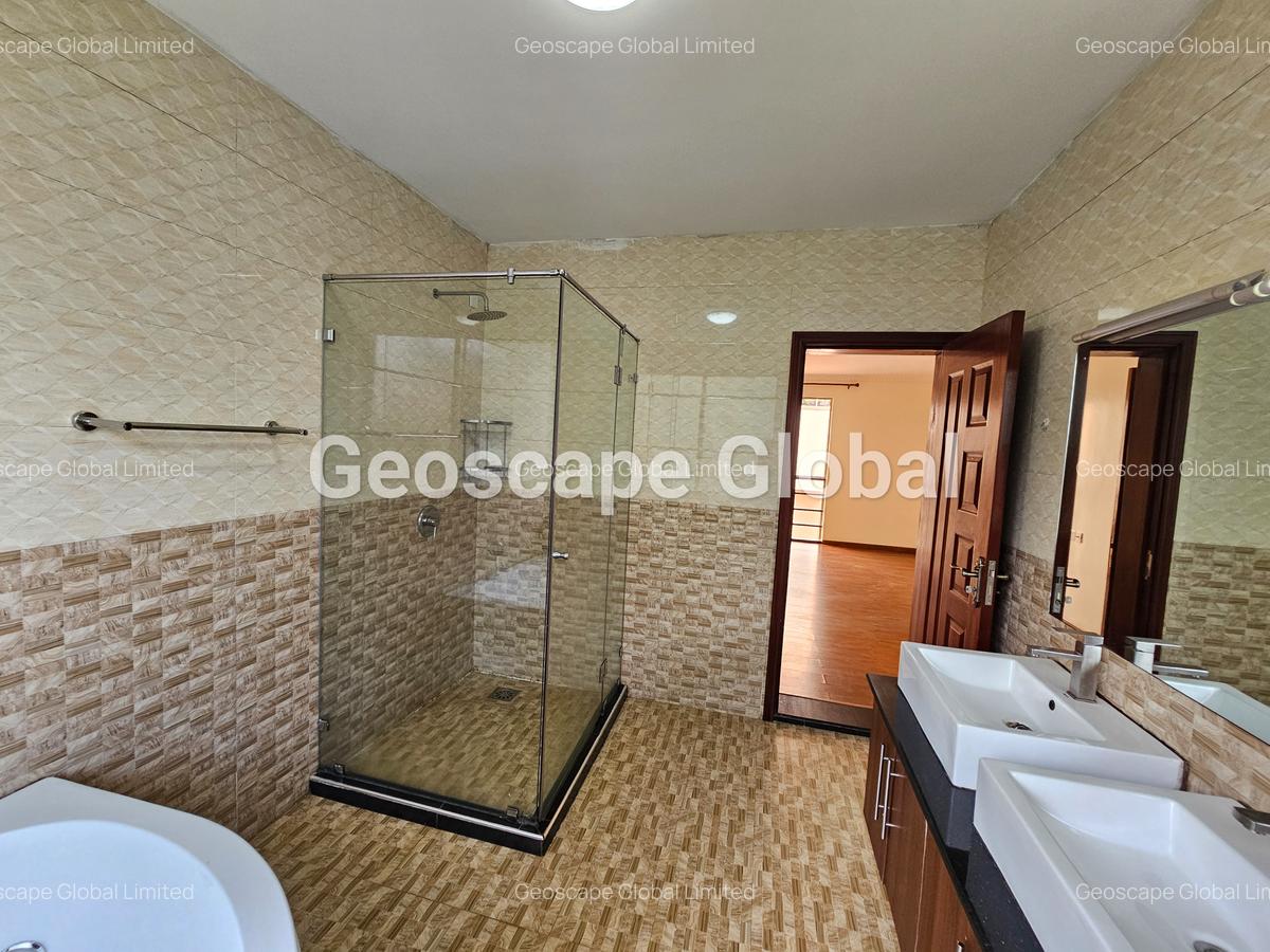 5 Bed House with En Suite in Lavington - 15
