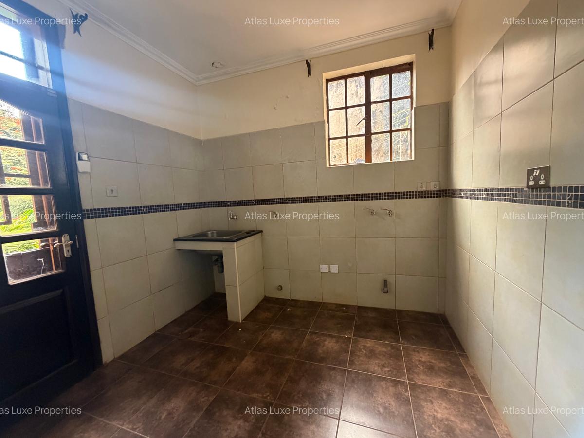 4 Bed Townhouse with En Suite at Rosslyn - 10