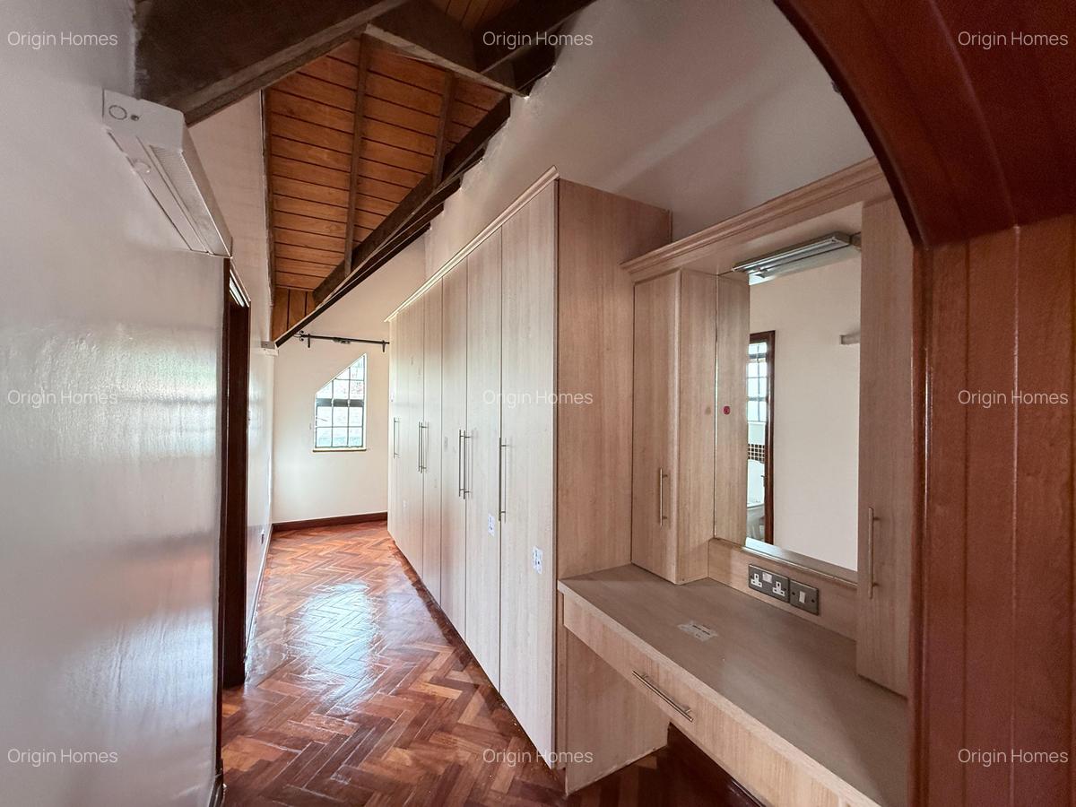 5 Bed Townhouse with En Suite at Lavington - 16
