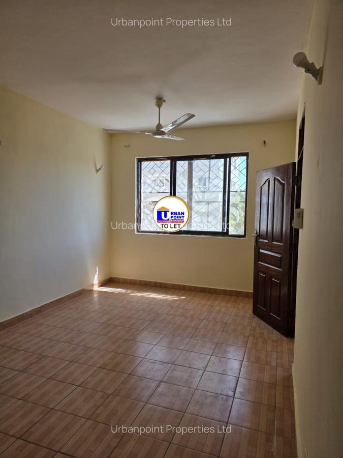 3 Bed Apartment with En Suite at Links Road - 7
