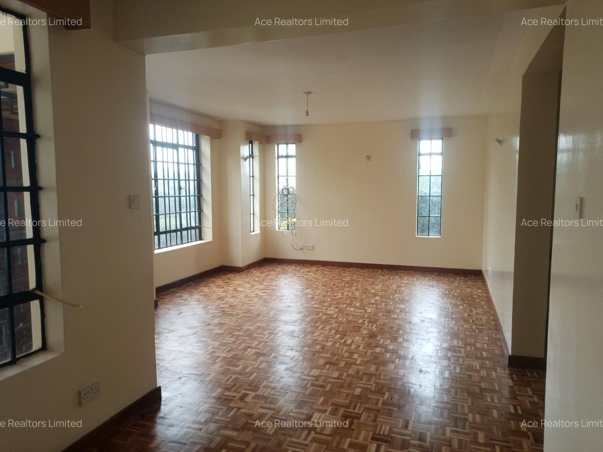 4 Bed Townhouse with En Suite at Near Isk - 18