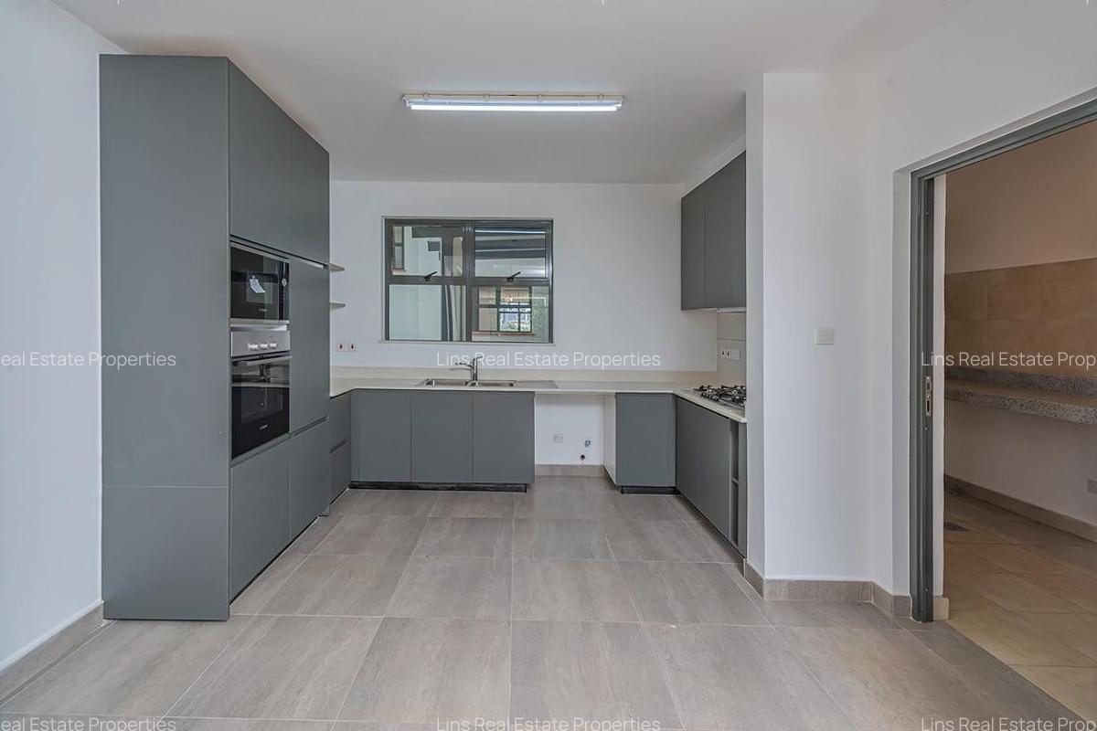 4 Bed Apartment with En Suite in Rosslyn - 3