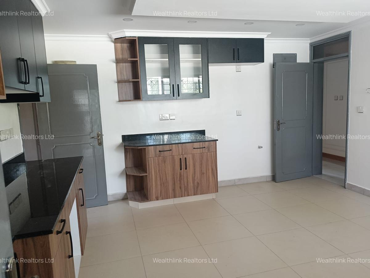 5 Bed House with En Suite at Garden Estate - 7