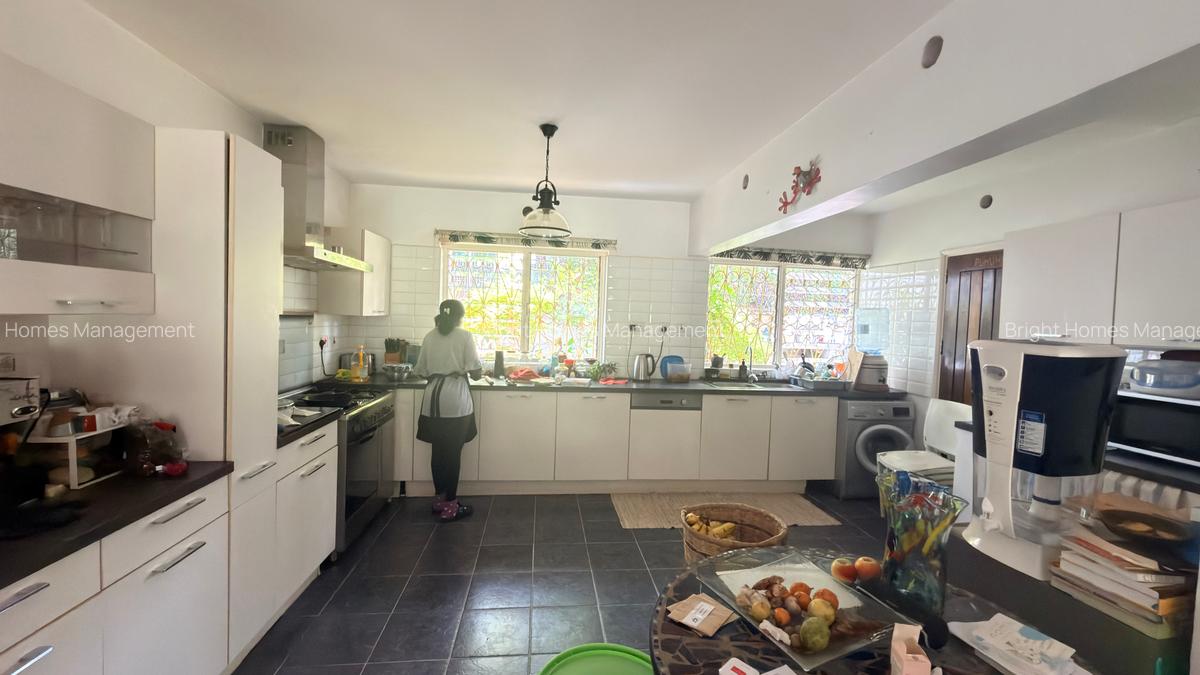 4 Bed Townhouse with En Suite in Rhapta Road - 10
