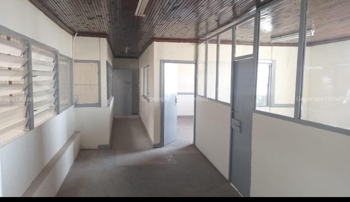 25,000 ft² Warehouse with Parking in Industrial Area - 2