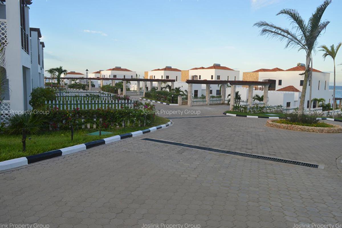 2 Bed Apartment with En Suite at Greenwood Drive - 13