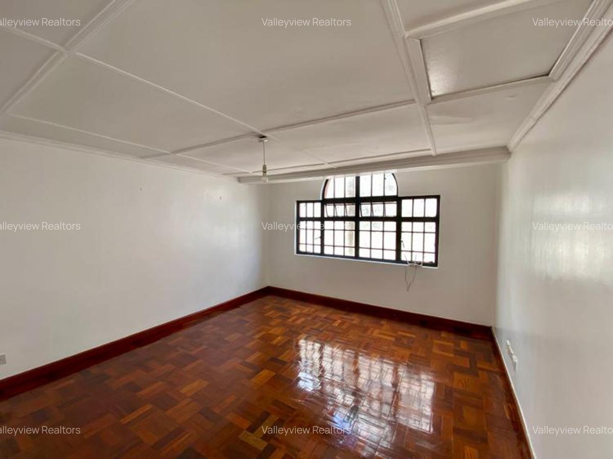 4 Bed Townhouse with En Suite at Lavington - 8