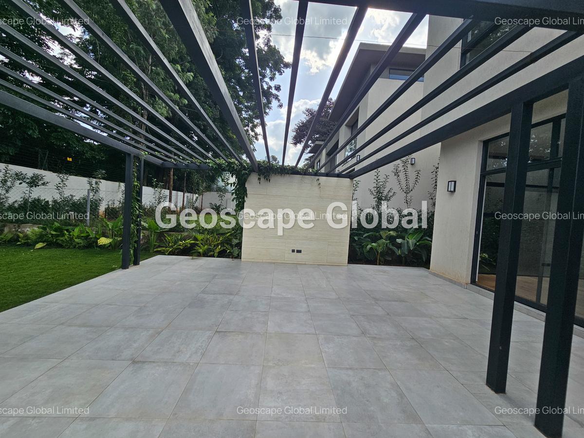 5 Bed House with En Suite in Runda - 12