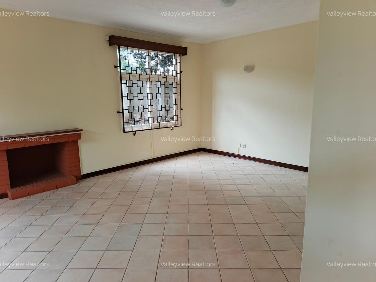 4 Bed Townhouse with En Suite at Lavington - 3