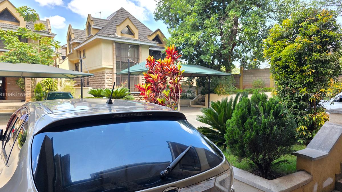5 Bed Townhouse with En Suite at Lavington Green - 1
