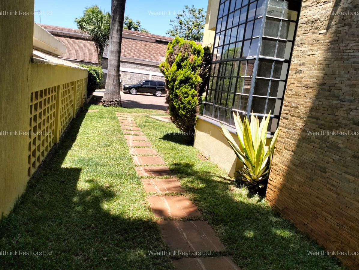 5 Bed Townhouse with En Suite at Lavington - 14