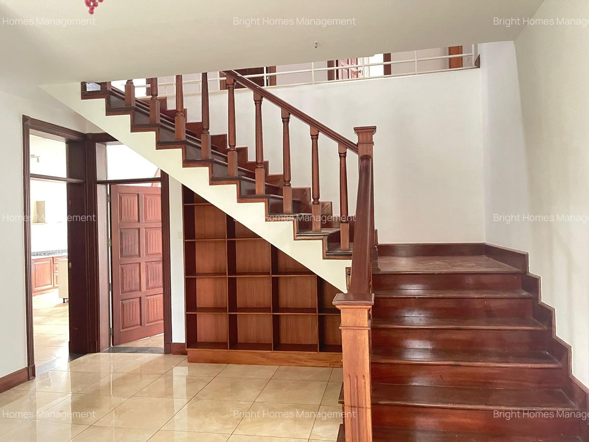 5 Bed Villa with En Suite in Rosslyn - 16
