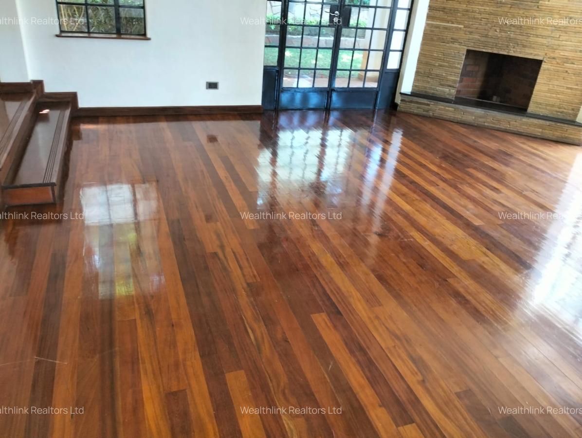 5 Bed Townhouse with En Suite at Lavington - 6