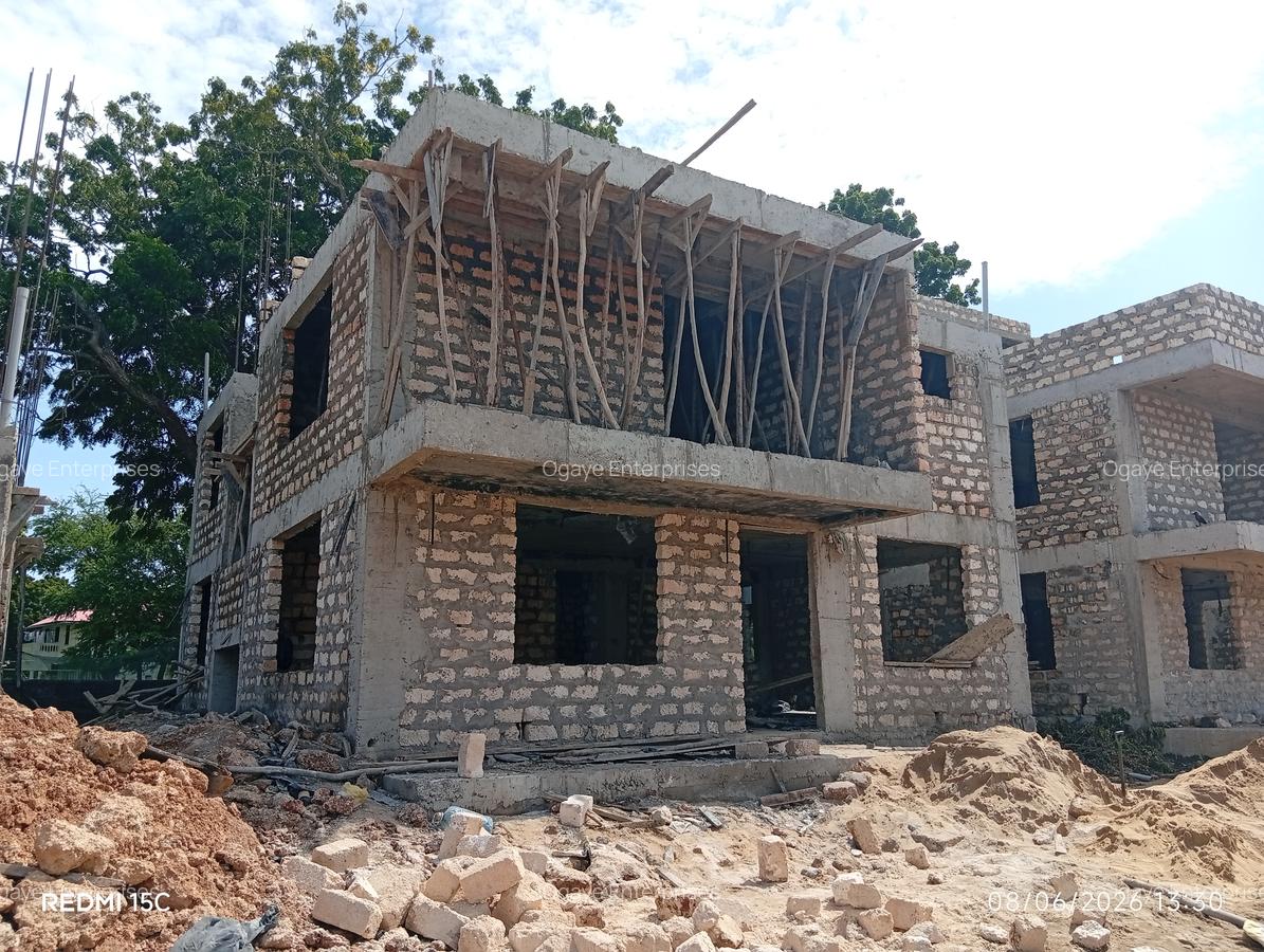 4 Bed Townhouse with En Suite at Green Wood Drive - 1