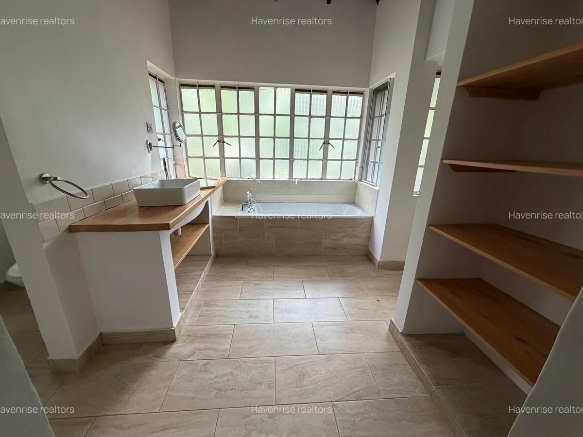 5 Bed Villa at Rosslyn - 17