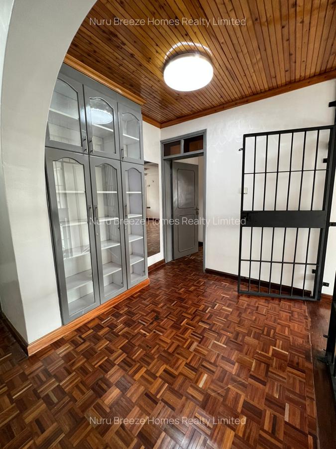 5 Bed House with En Suite in Garden Estate - 17