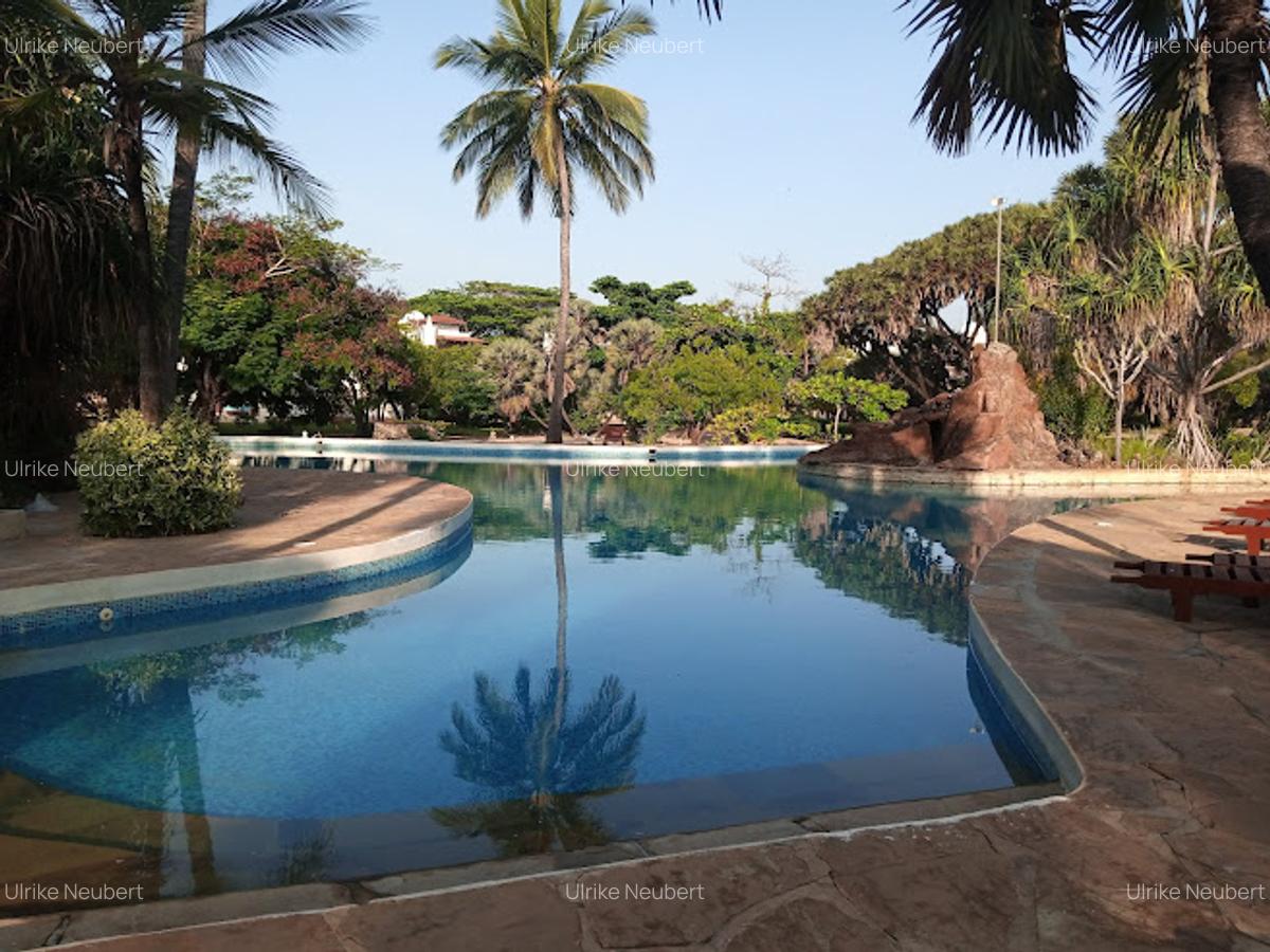 3 Bed House with En Suite at Ocean Beach Drive - 4
