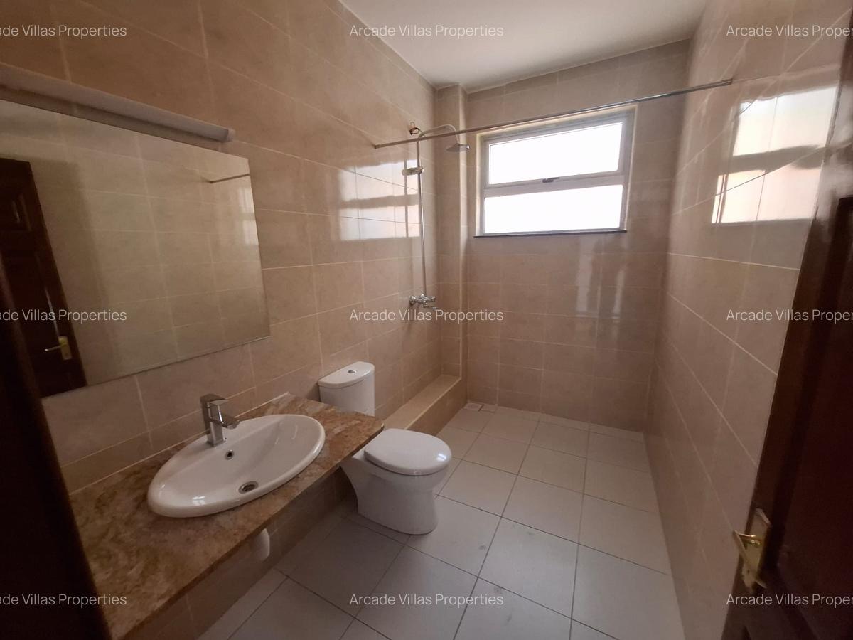 5 Bed House with En Suite in Lavington - 11